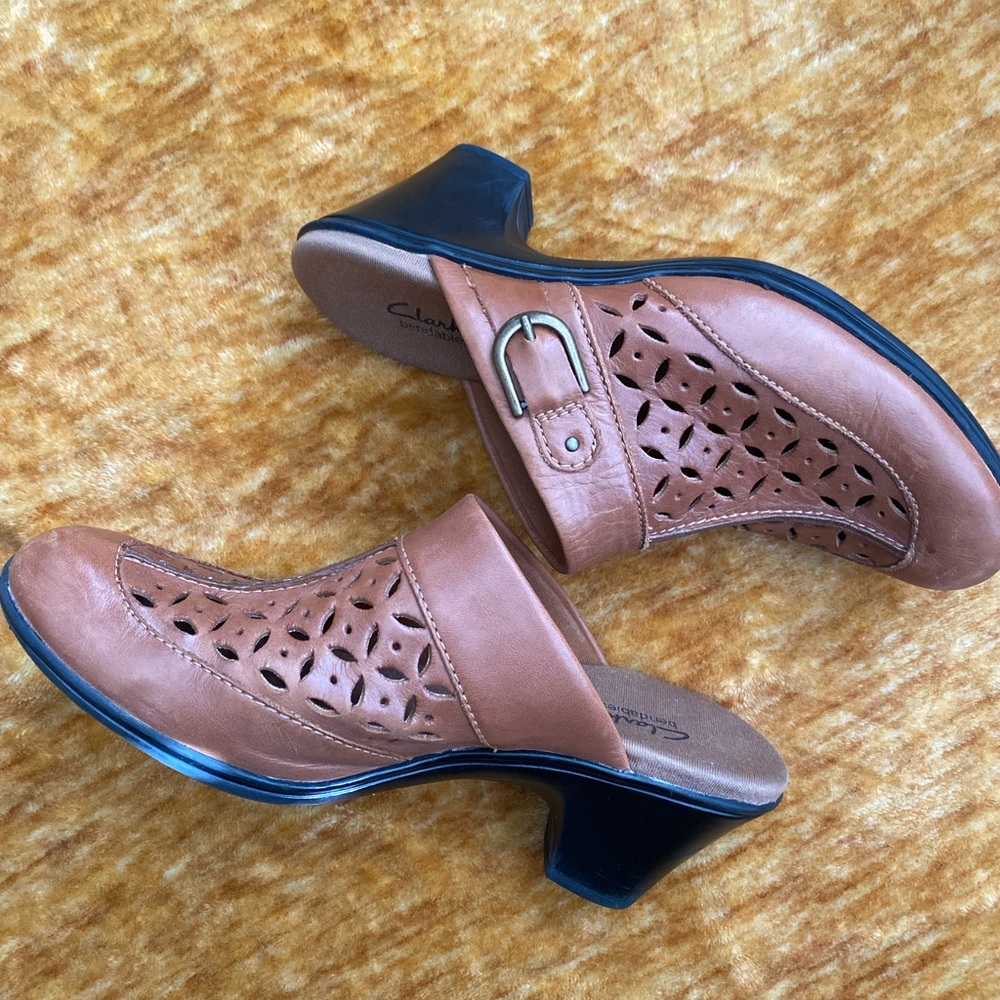 Clark’s Bendables Clogs leather tan size 6.5